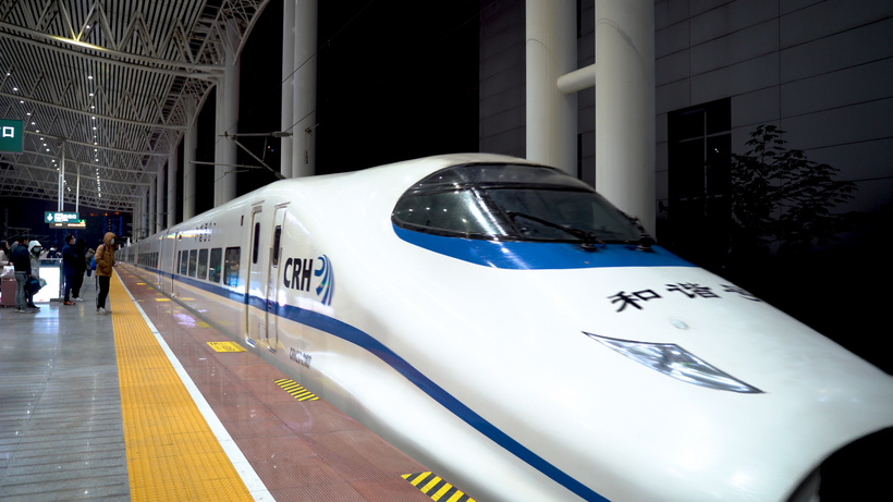 夜晚高铁和谐号到站实拍4k爆改