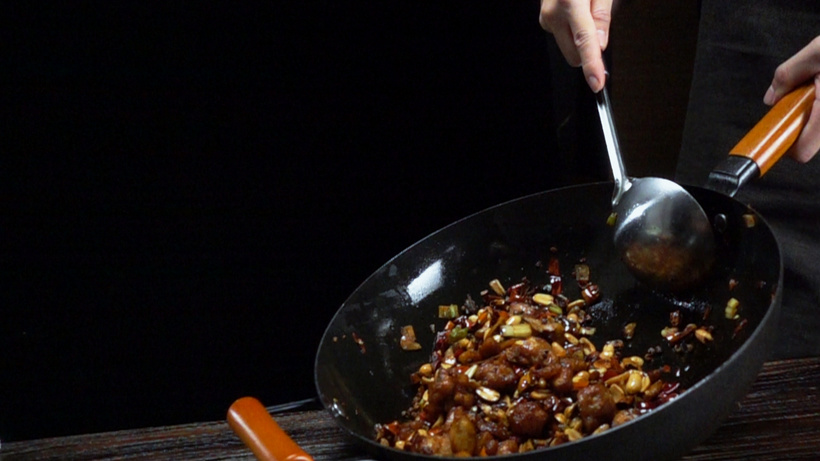 升格颠勺炒菜动作镜头环绕复名mp4