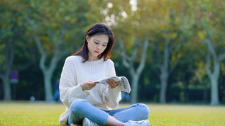 女生草地看书视频素材