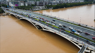 4k高清航拍夏季夏天南方洪水暴雨洪峰过境桥梁交通视频素材