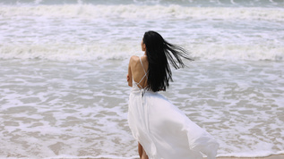 沙滩上优雅的青年美女背影视频素材