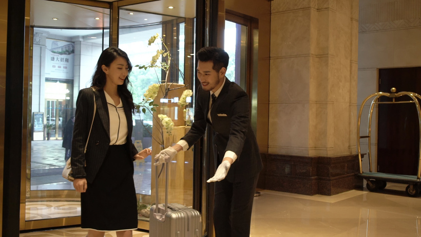 接待为客人拿行李升格视频