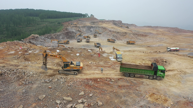 砂石矿山开采挖掘运输挖掘机施工航拍石渣