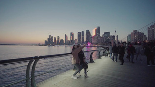 夕阳下海边的游客视频素材