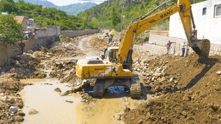4K新农村扶贫基础建设清理河道整理电缆视频素材