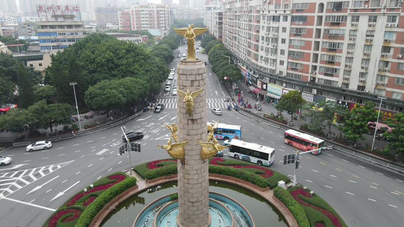 航拍福建泉州市标自由女神雕像青铜像