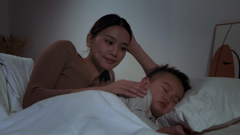 夜晚妈妈哄宝宝睡觉