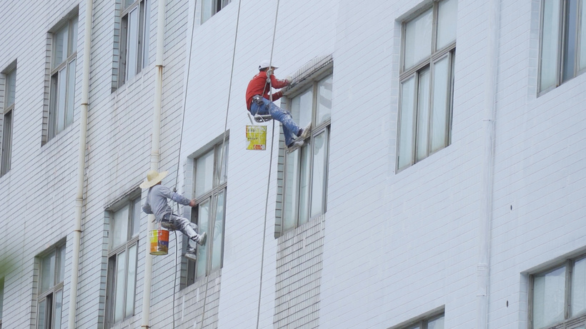 高空作业外墙粉刷农民工慢镜头mp4