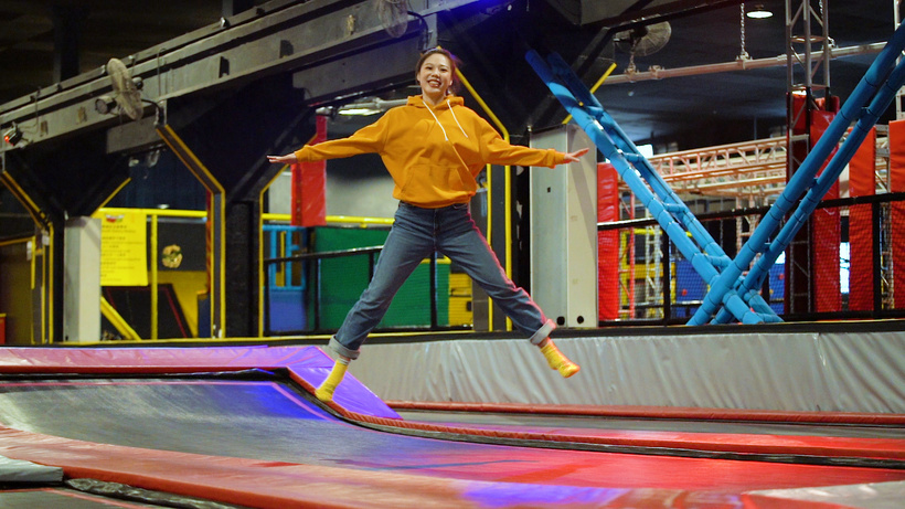 女生在蹦床上跳跃跳跳床