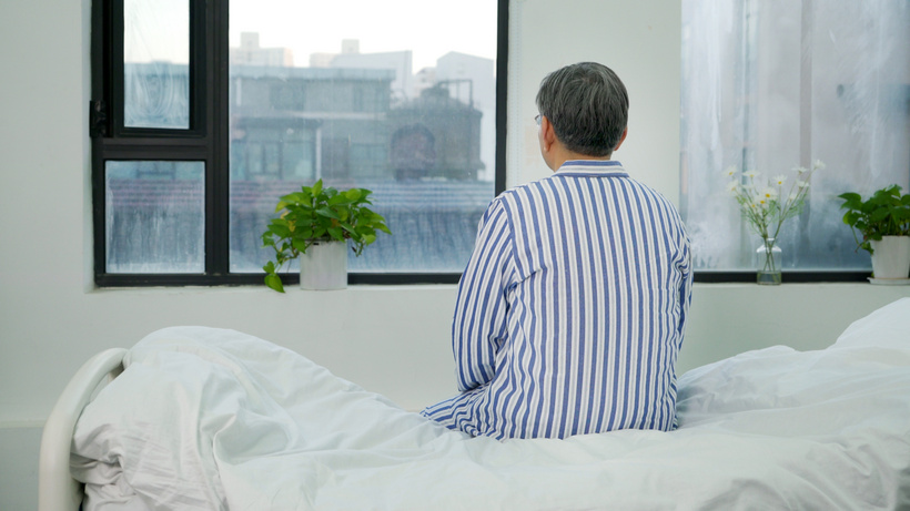 坐在病床上的老人背影病榻