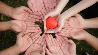 众人托举生命的希望[几人]视频素材