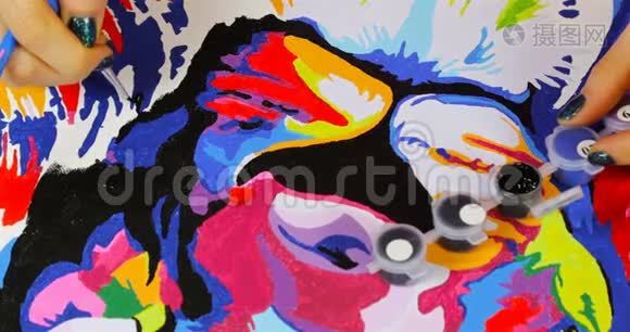 女人的手在画上涂上黑色的颜料mov格式视频下载_正版视频编号