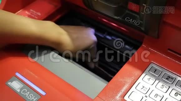 女人从ATM机取款mov格式视频下载_正版视频编号3095498-摄图网