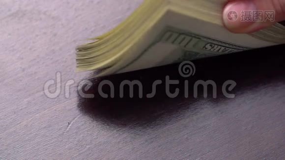 美国美元一捆钞票在桌上mov格式视频下载_正版视频编号2289935-摄图网