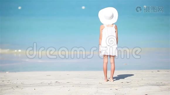 加勒比海度假海滩上穿白色衣服的小女孩mov格式视频下载_正版视频 加勒比海度假海滩上穿白色衣服的小女孩mov格式视频下载_正版视频