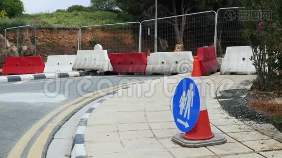 前方设置路障，在交通锥上设置绕行行人蓝色标志。 正在施工的街道被栅栏和栅栏堵塞。 道路统筹mov格式视频下载_正版视频编号1262851-摄图网