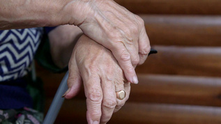 老人手部特写[老大娘]视频模板下载