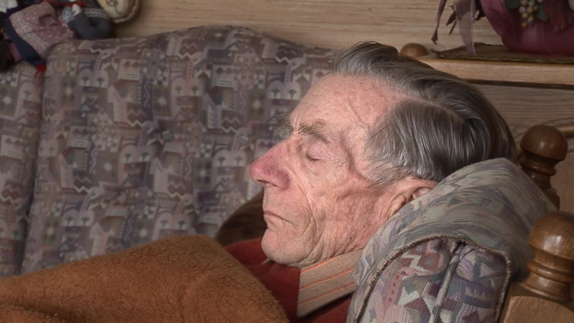 Дедушка спал руки. Дедушка спал руки. Врач с дедушкой на койке. Бабушки и дедушки в больнице. Дедушка спал руки.