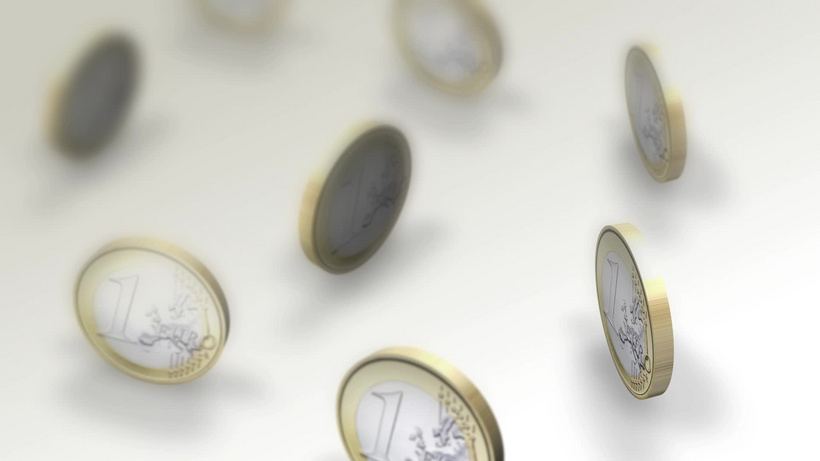 欧元硬币旋转在白色表面镍币mp4