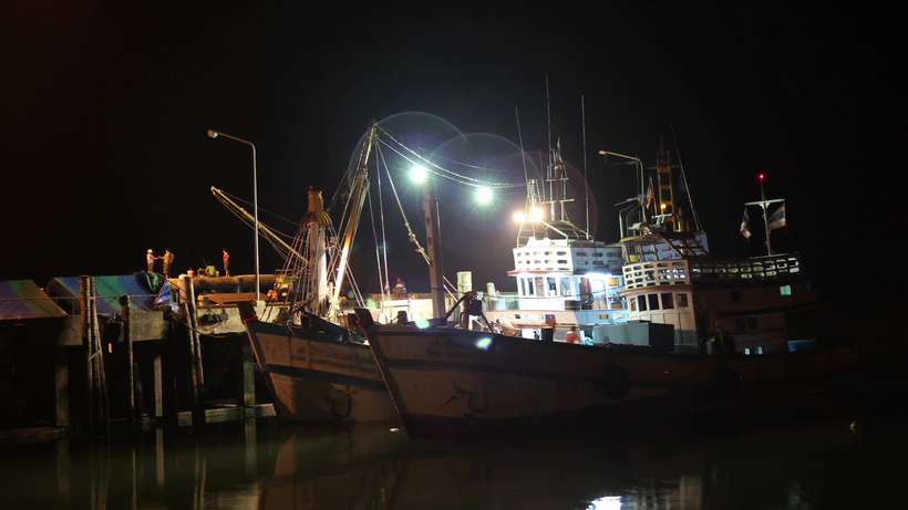 夜晚码头装载货物的人们装载量mp4