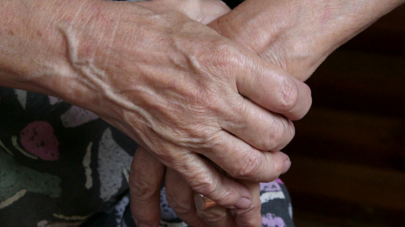 老人的手部特写老大娘mp4