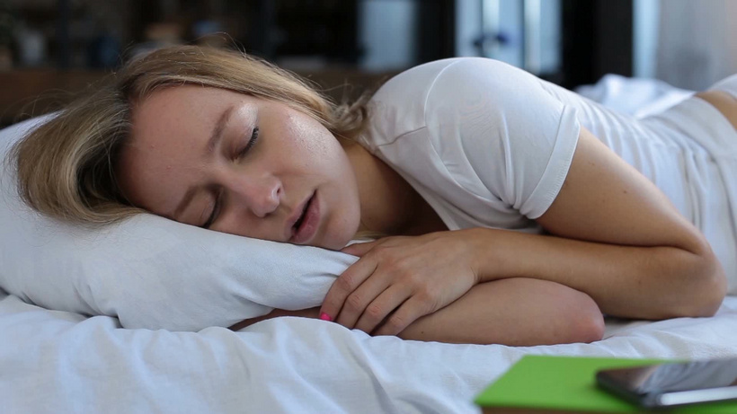 在床上睡觉的可爱的年轻女人打鼾乖萌mp4