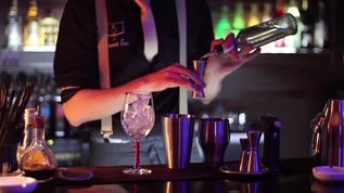 酒吧里一个专业的调酒师在准备鸡尾酒视频素材
