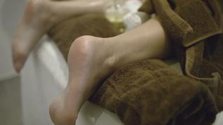 特写镜头水疗石材按摩女性腿在美容院视频素材