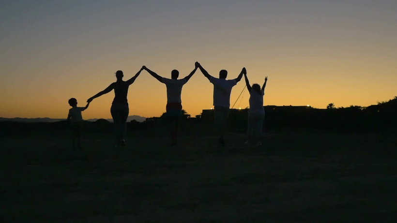 夕阳下一家五口在海滩上手拉手并跳起来的背影口人mp4