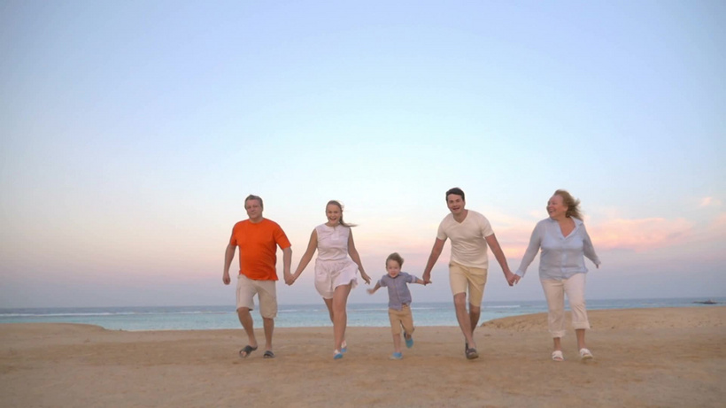 一家五口牵手在海滩上跑步口人mp4