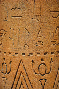 古埃及的象形文字刻在粘土埃及博物馆内的人造石头的救济在石头上的老