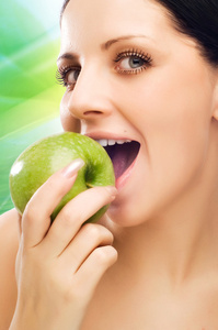 年轻女子吃苹果