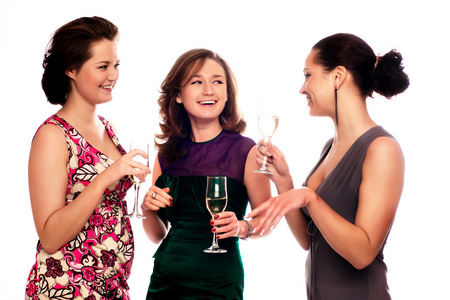 三个年轻妇女享受香槟