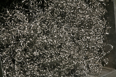 金属回收.扭曲的螺旋钢刨花特写.钻床工业.