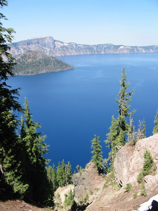 火山口形成的深湖