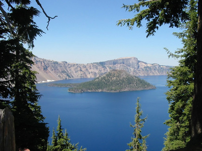 火山口形成的深湖