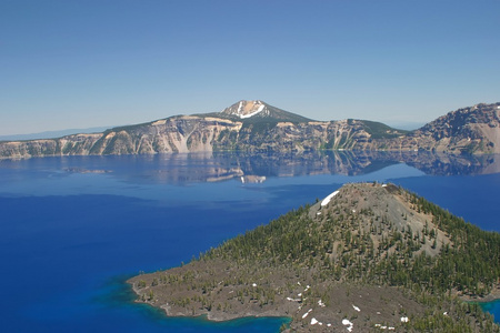 火山口形成的深湖