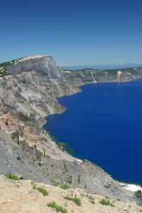 火山口形成的深湖图片