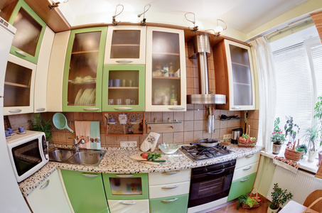 绿色厨房内部有许多用具
