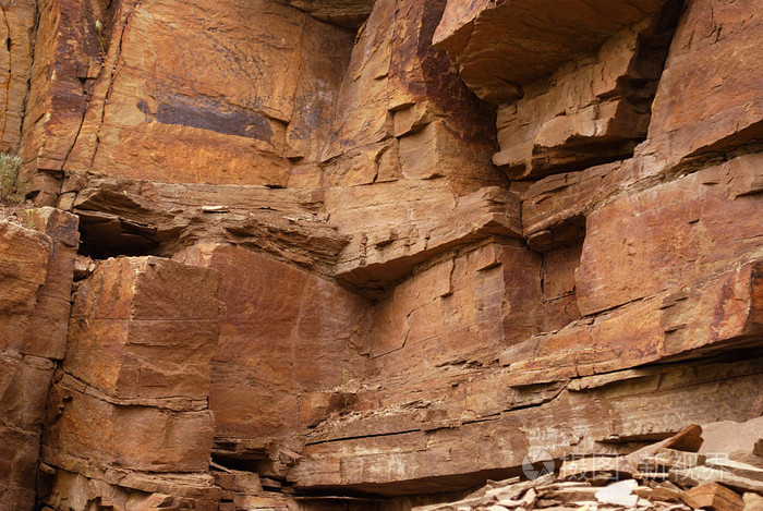 岩石( rock的名词复数 ) 石头 岩块 摇滚乐
