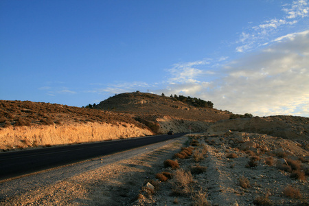 去尼伯山的路