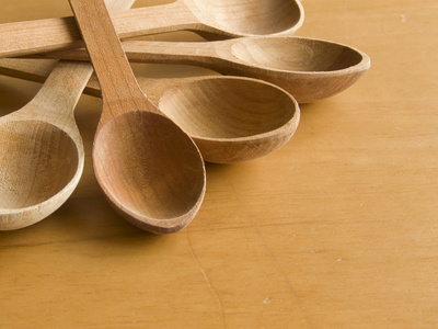 英国剑桥大学赠给数学学位考末名及格者的木匙 wooden spoon的名词复数 