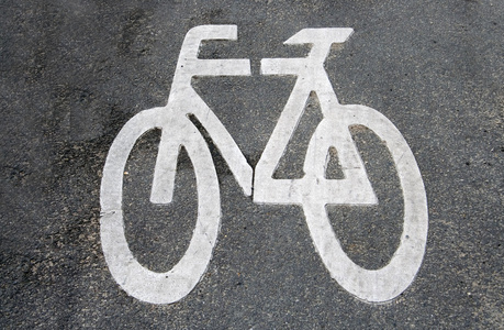 涂有沥青的自行车路标