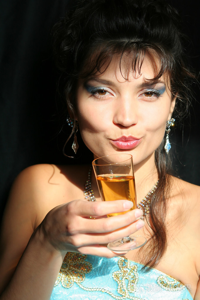 喝酒的女人