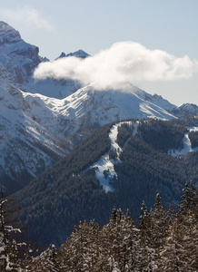 高山在冬天雪下