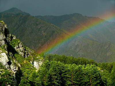 山里的彩虹。