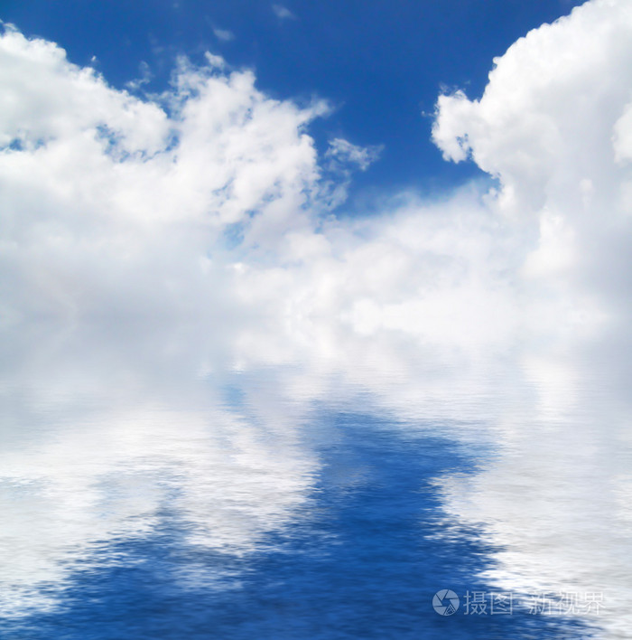 天空云和水