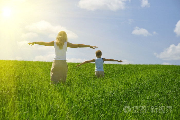 妈妈和儿子走在田野里. 农业