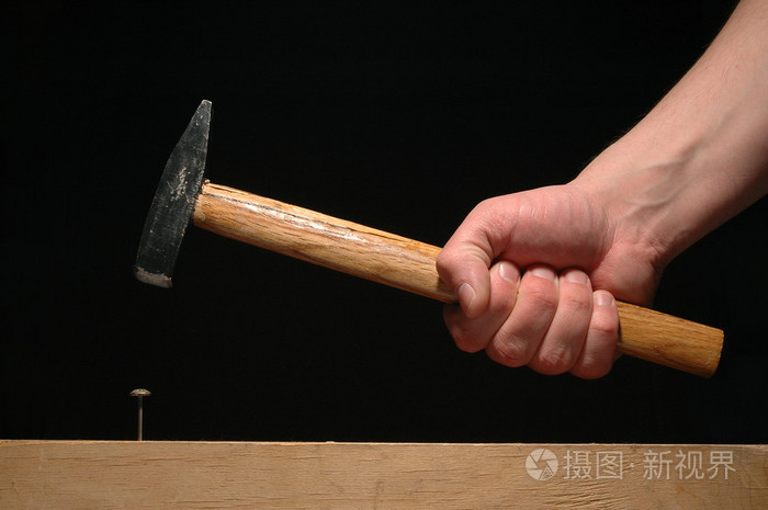 手握锤子