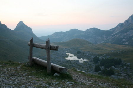 山，山岳 mountain的名词复数  山脉 群山